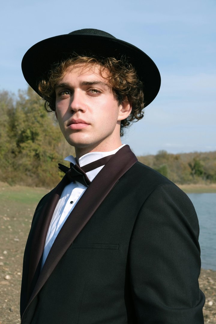 A boy dressed in formal clothing | Source: Pexels