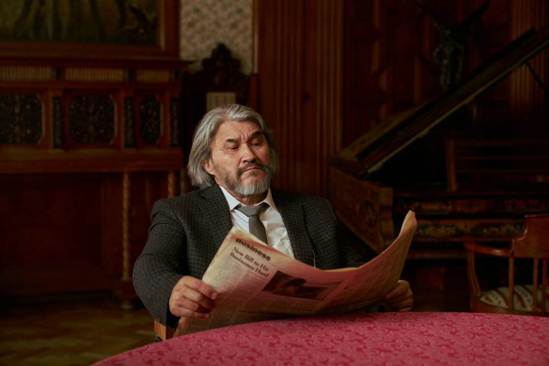 A man reading a newspaper | Source: Pexels