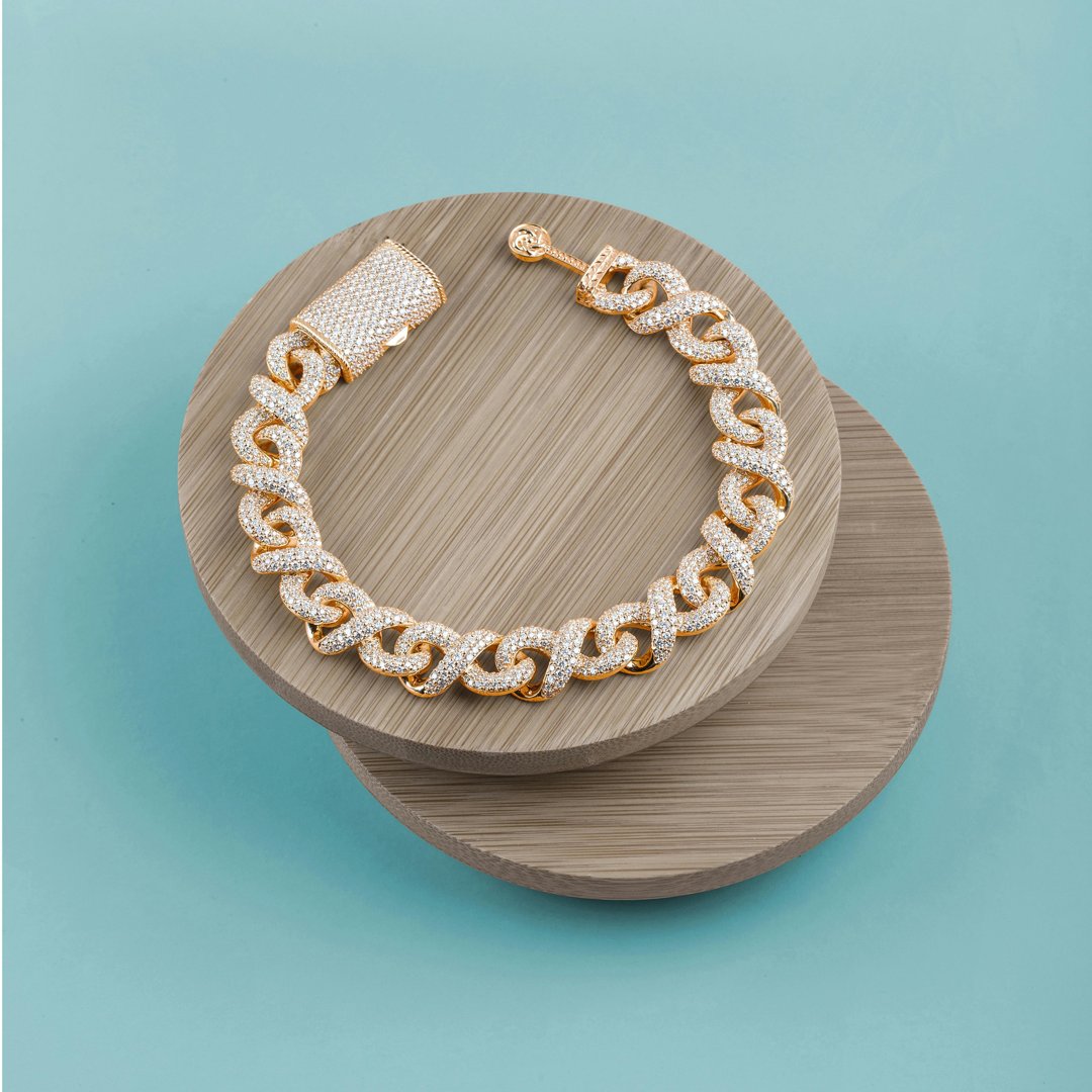 A diamond and gold bracelet | Source: Pexels