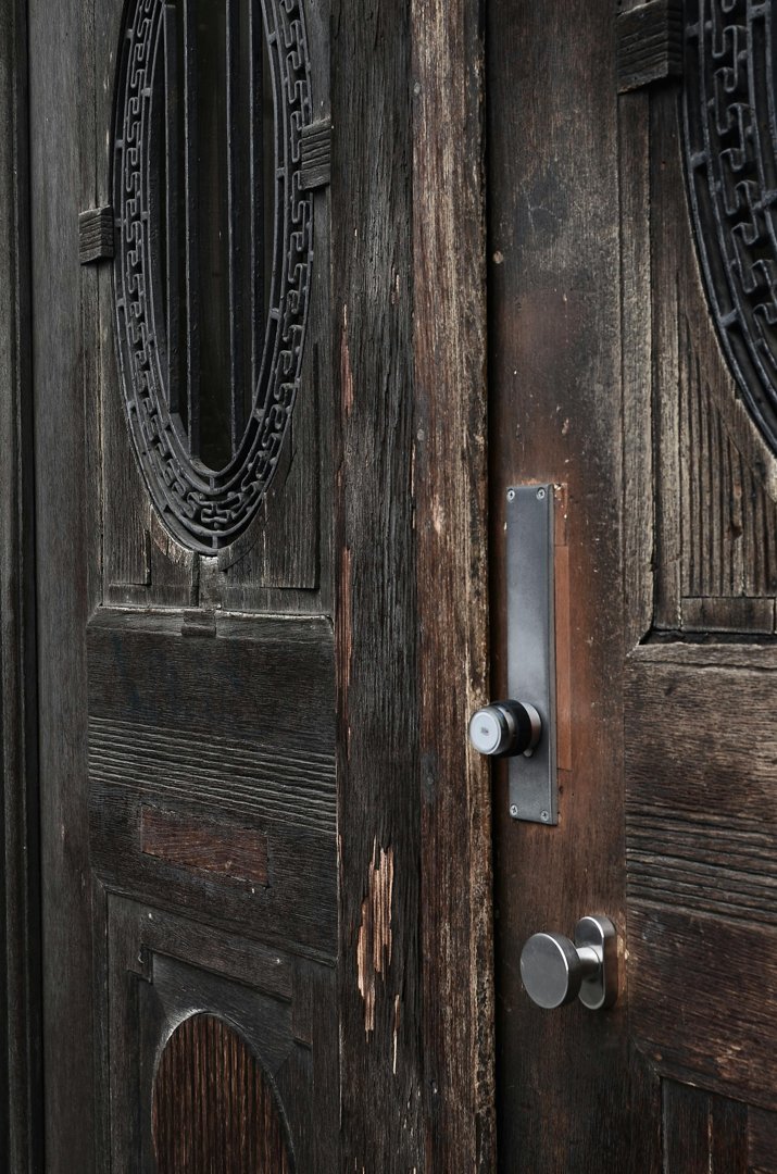 A closed front door | Source: Pexels
