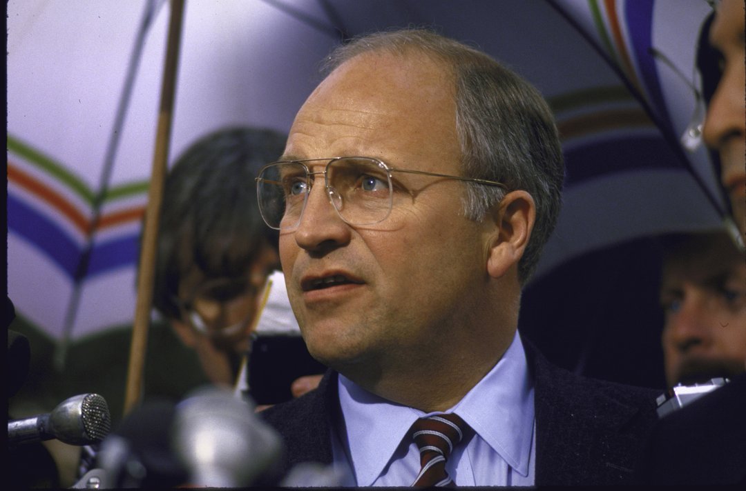 Dick Cheney talks to the press after a meeting at the White House regarding oil on April 1, 1986 | Source: Getty Images