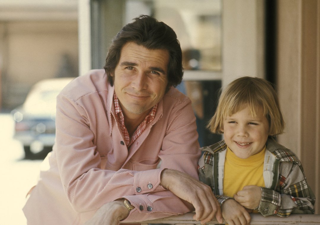 James Brolin with his son, Josh Brolin, during the Easter Seals Telethon in Los Angeles, California, 1973. | Source: Getty Images