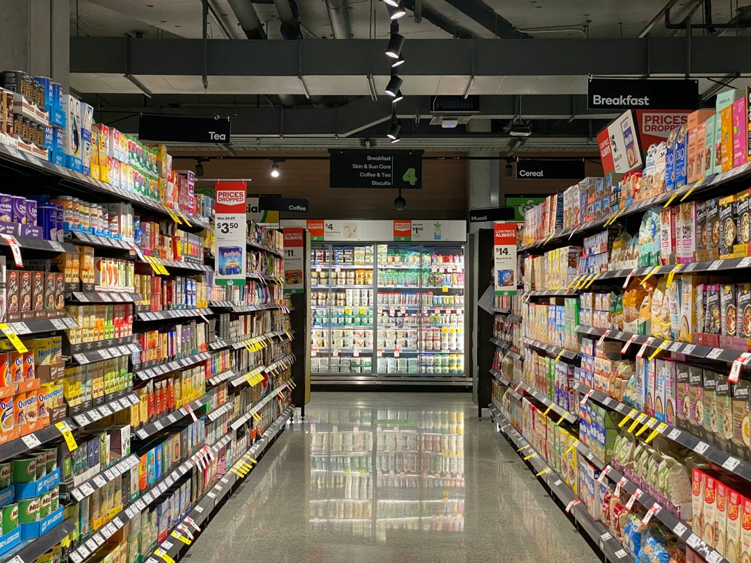 An aisle in a grocery store | Source: Unsplash