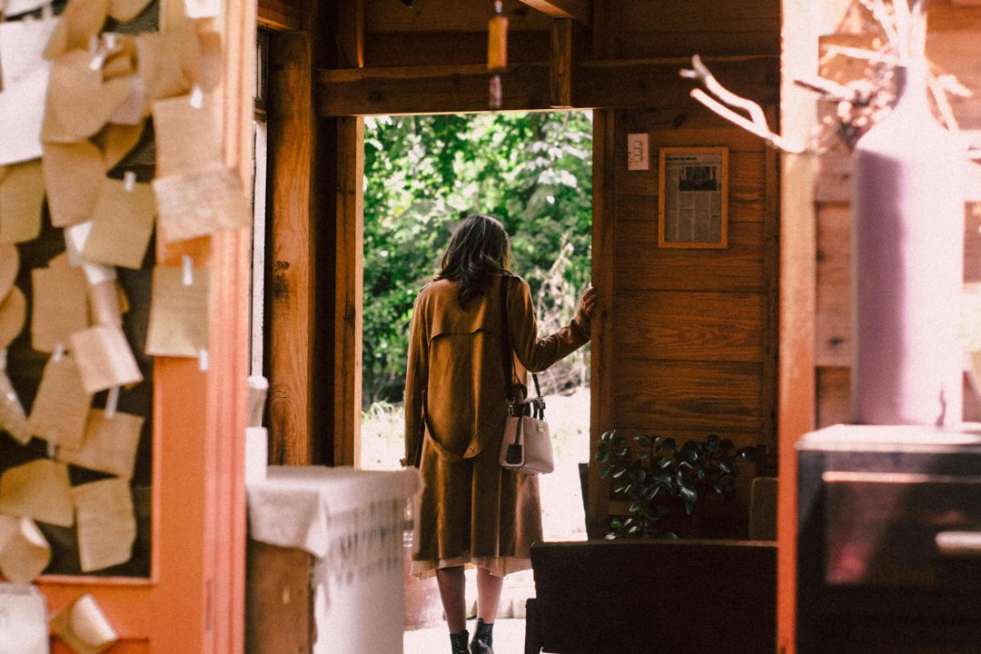 A woman leaving her home | Source: Pexels