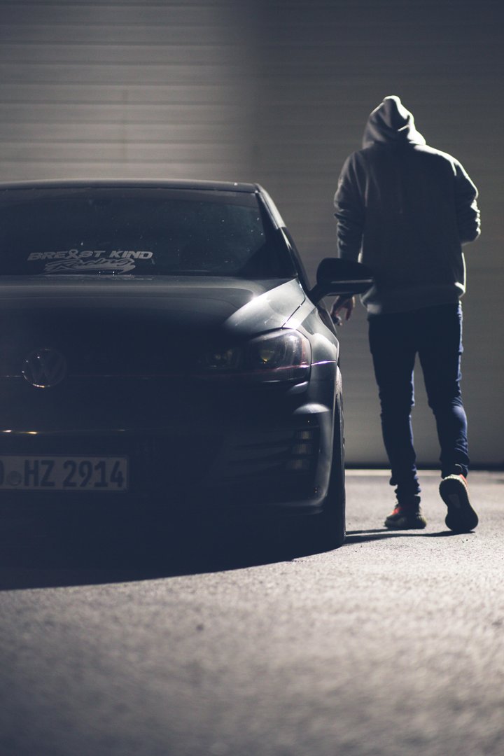 A man walking to a car | Source: Pexels