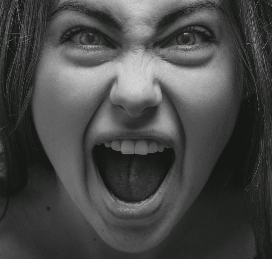 An upset woman screaming | Source: Pexels