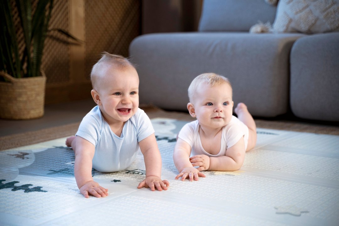 Two adorable babies crawling on the floor | Source: Freepik