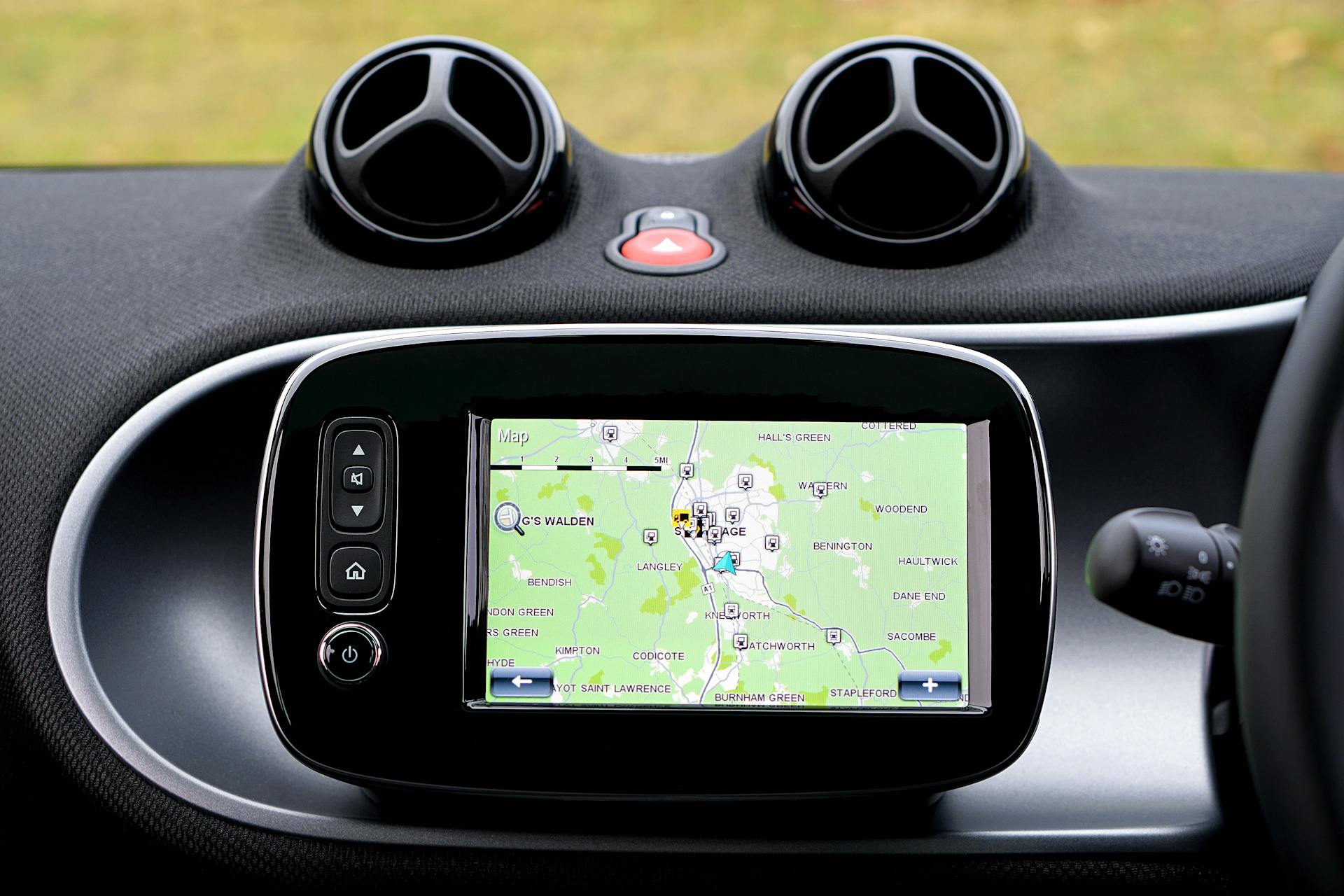 A black GPS monitor in a car | Source: Pexels
