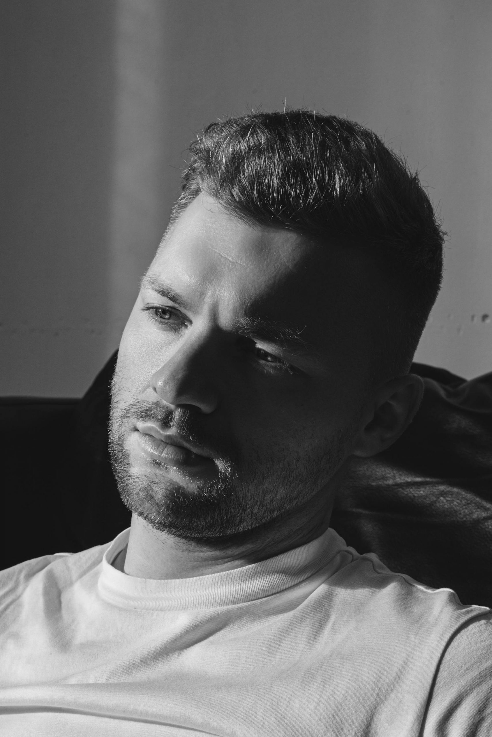 Grayscale photo of a man looking pensive | Source: Pexels