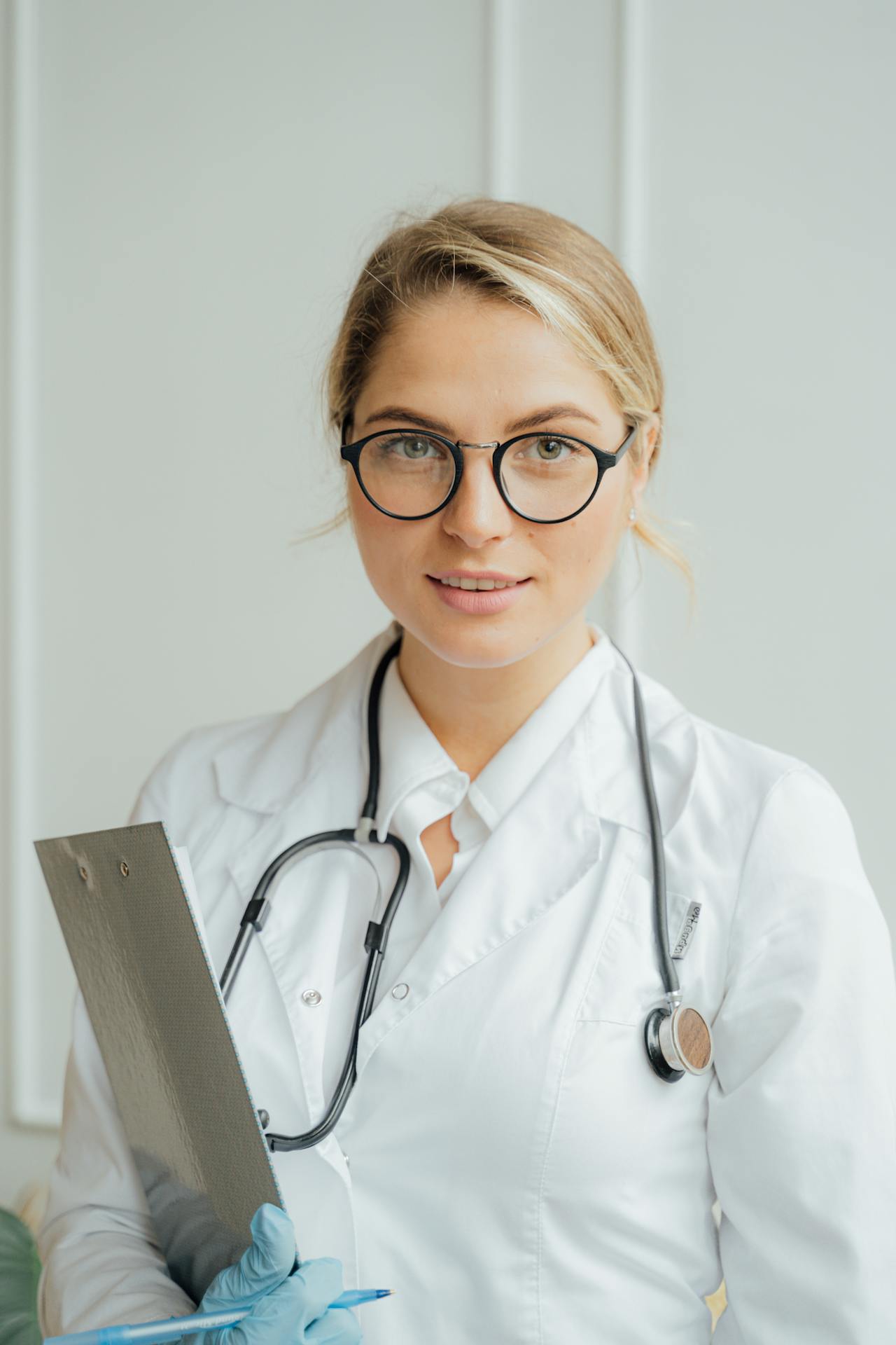 A lady doctor holding a clipboard | Source: Pexels