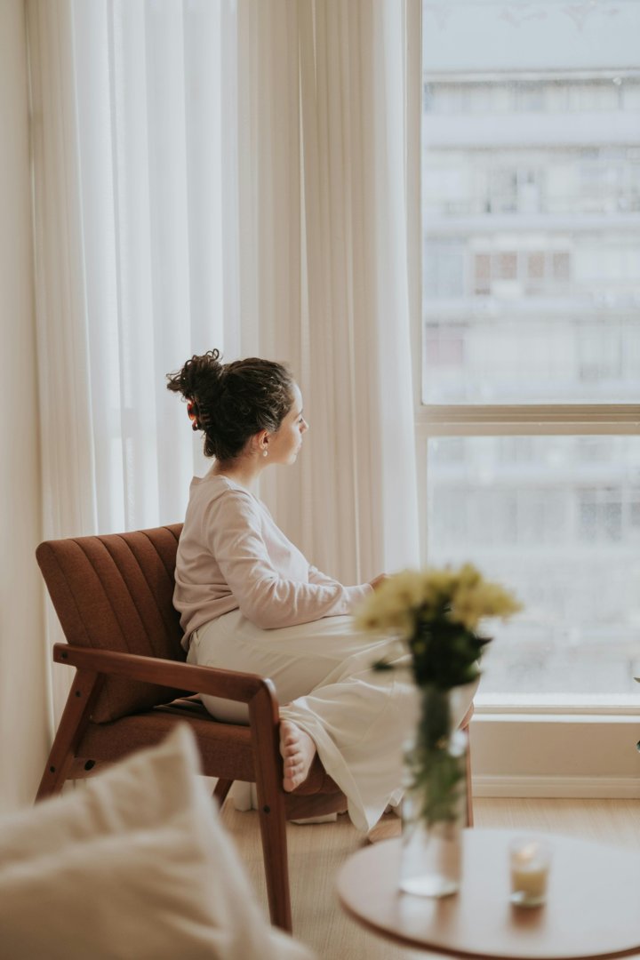 A woman sitting and thinking | Source: Pexels