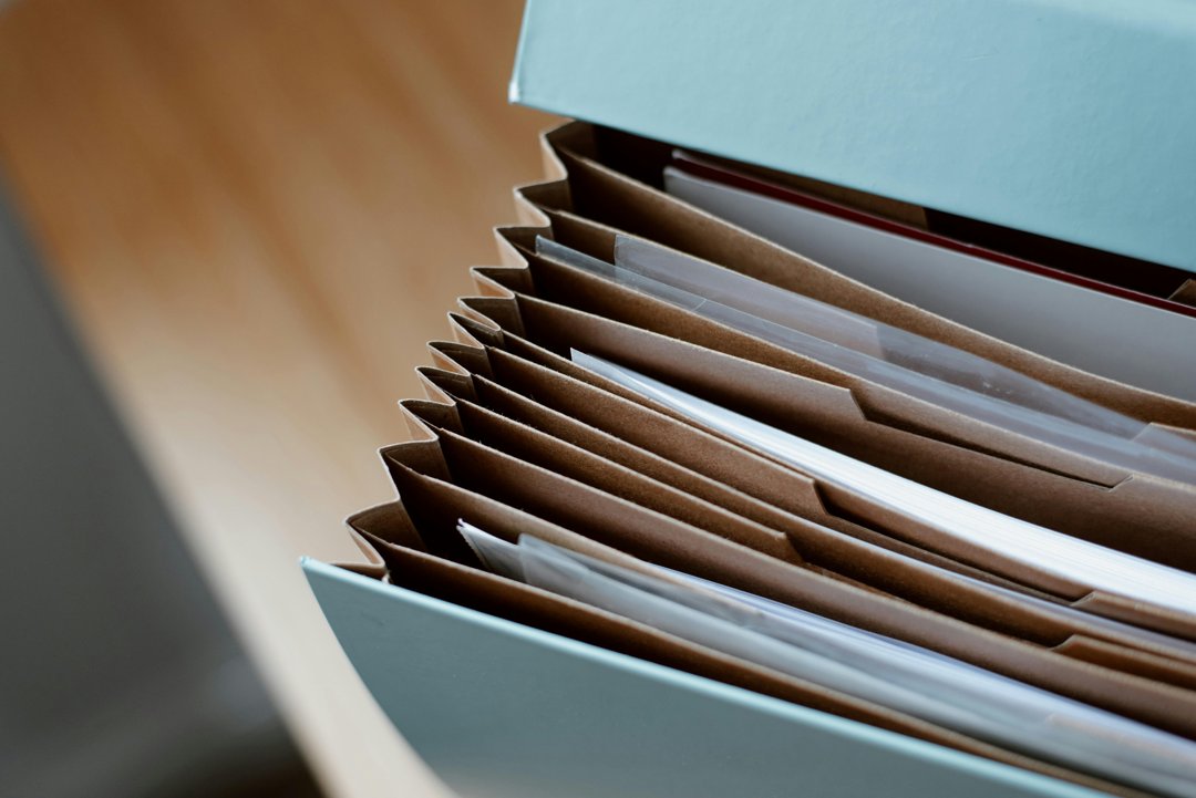 A thick folder with paperwork | Source: Pexels