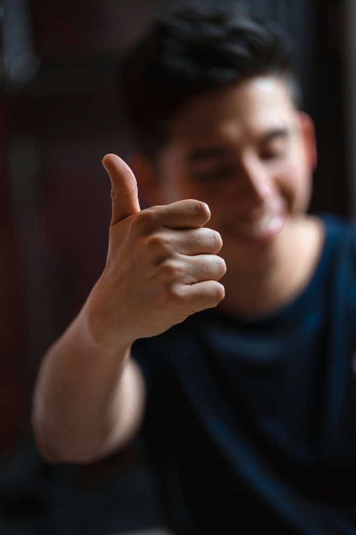 A happy man giving a thumbs-up sign | Source: Unsplash