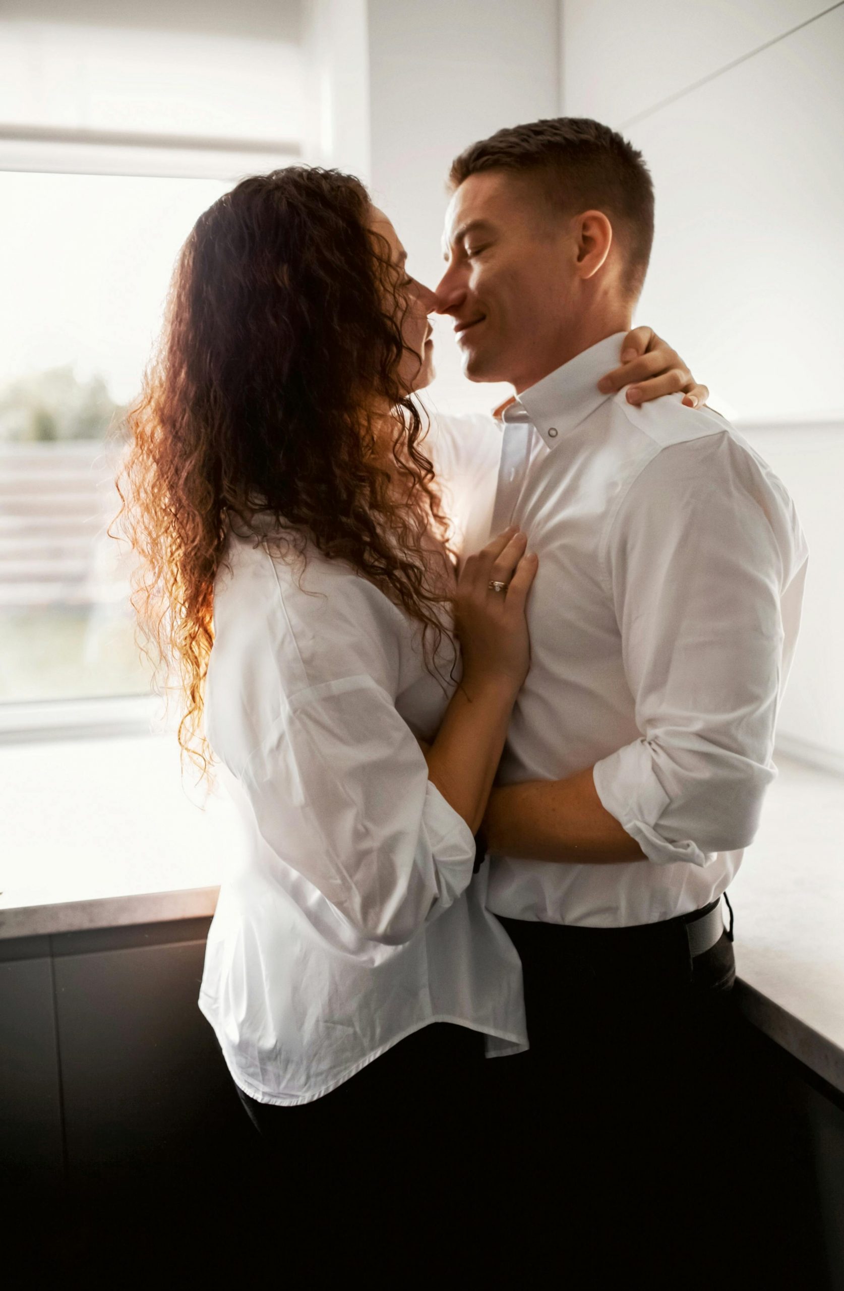 A happy couple in a kitchen | Source: Pexels