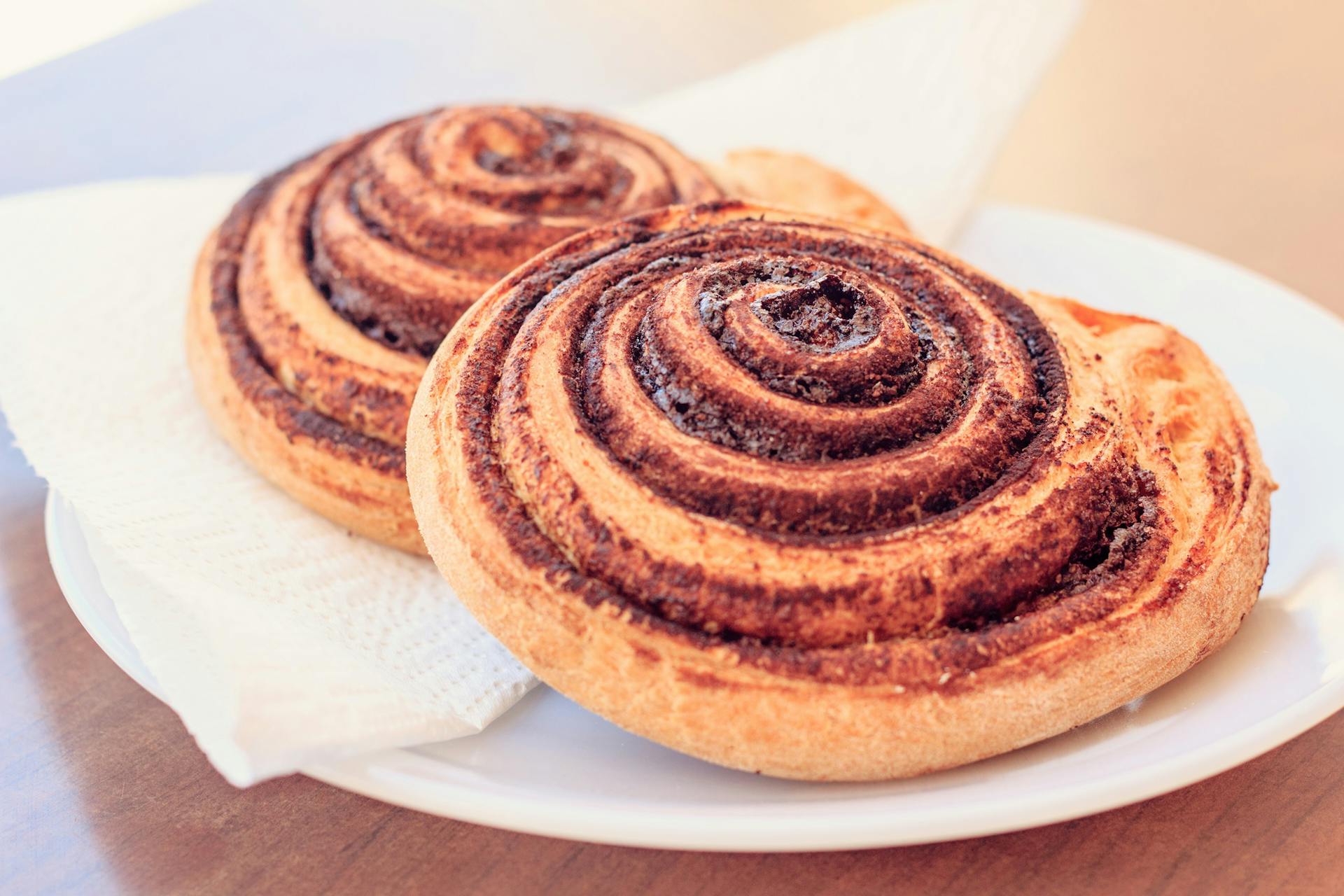 Cinnamon rolls in a plate | Source: Pexels