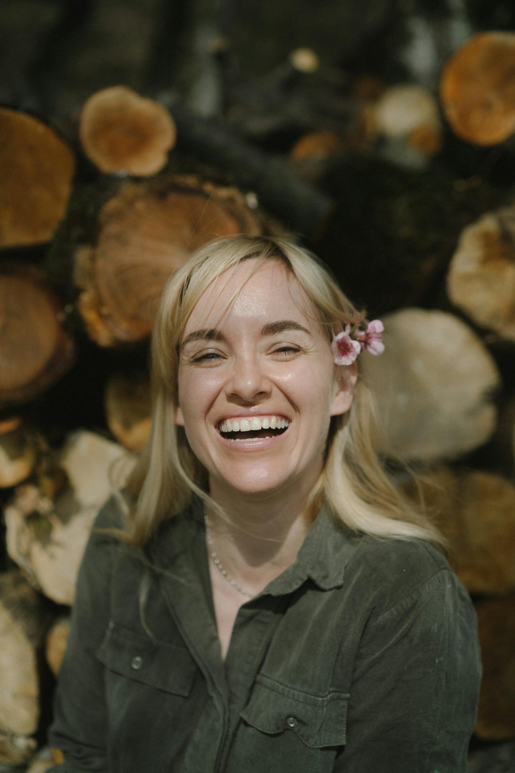 A woman laughing | Source: Pexels