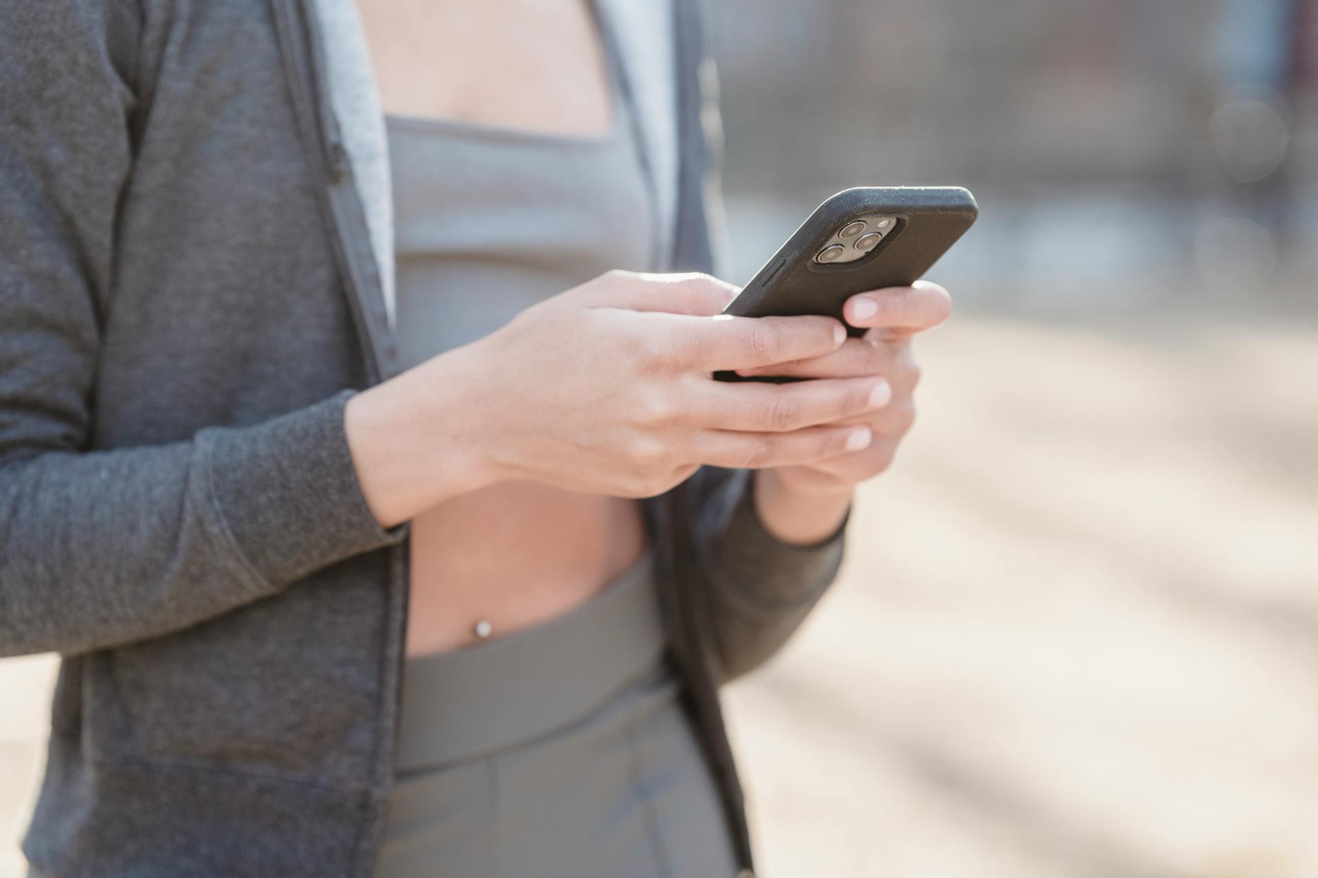A woman texting | Source: Pexels