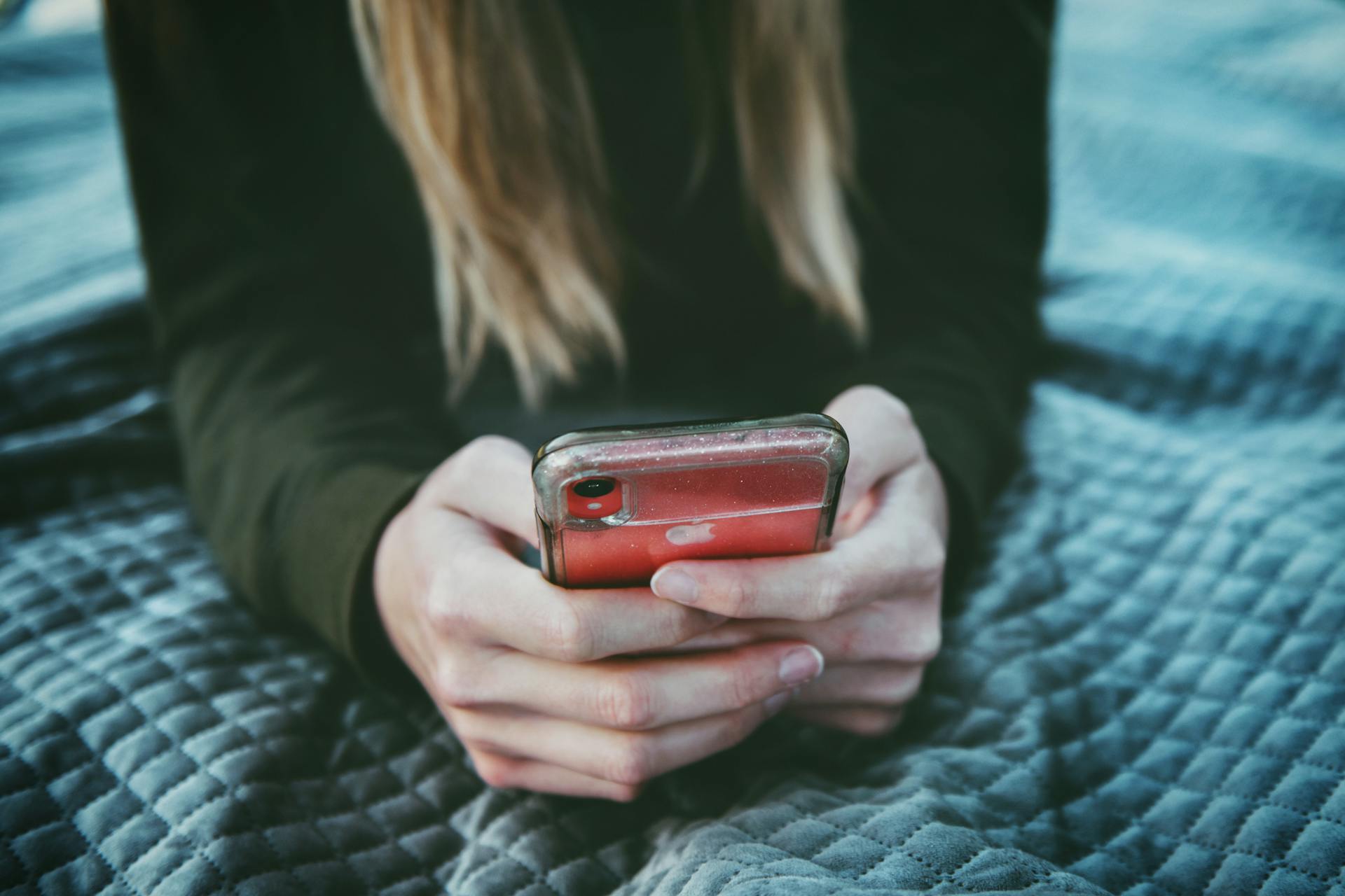 A woman texting | Source: Pexels