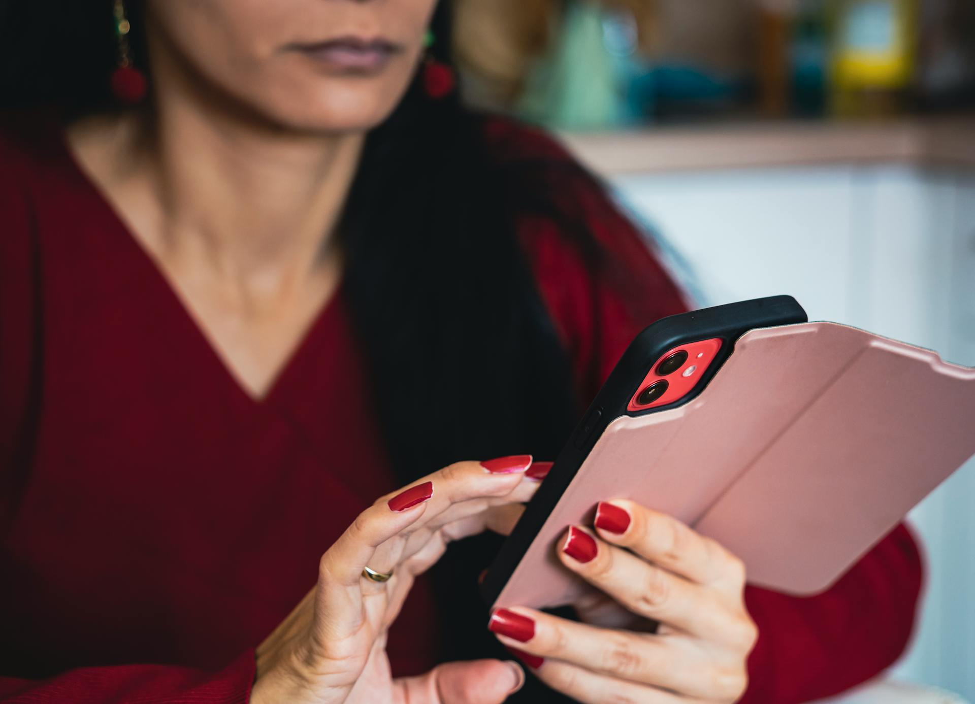 A determined woman using her phone | Source: Pexels
