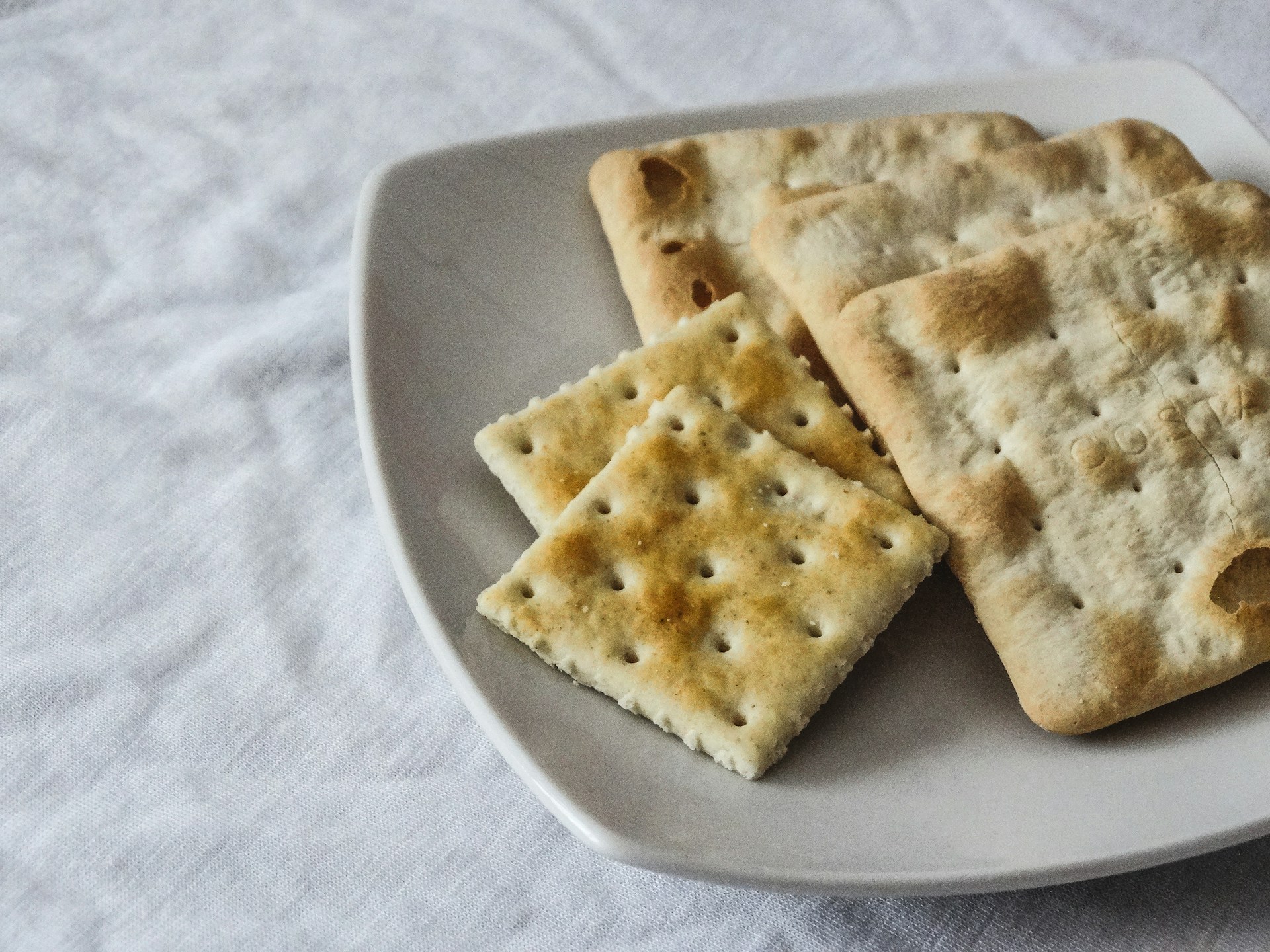 A plate of crackers | Source: Unsplash