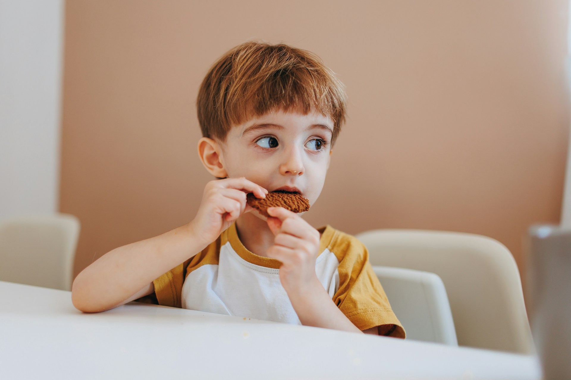 A little boy eating a snack | Source: Unsplash