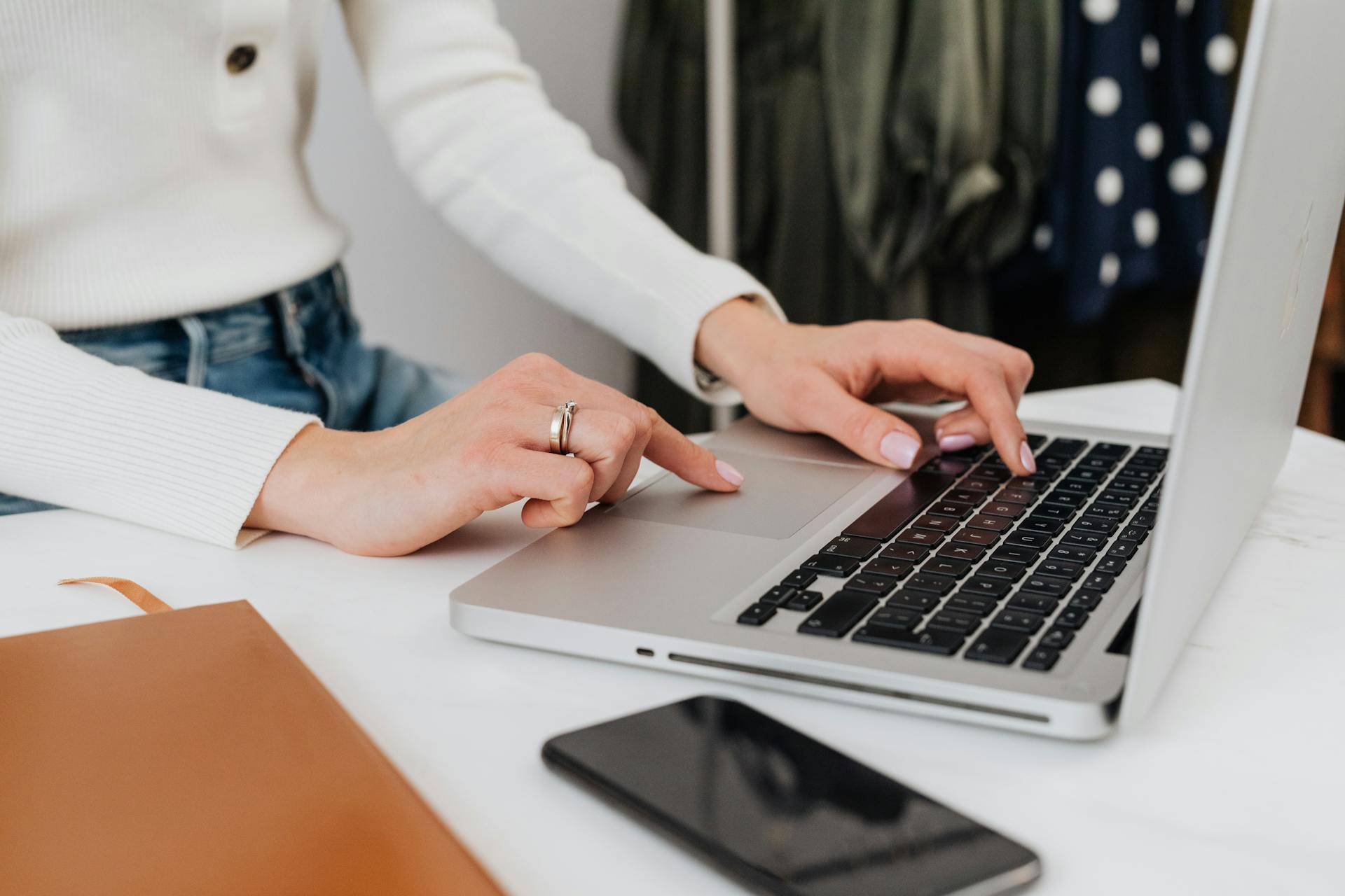 A woman using her laptop | Source: Pexels