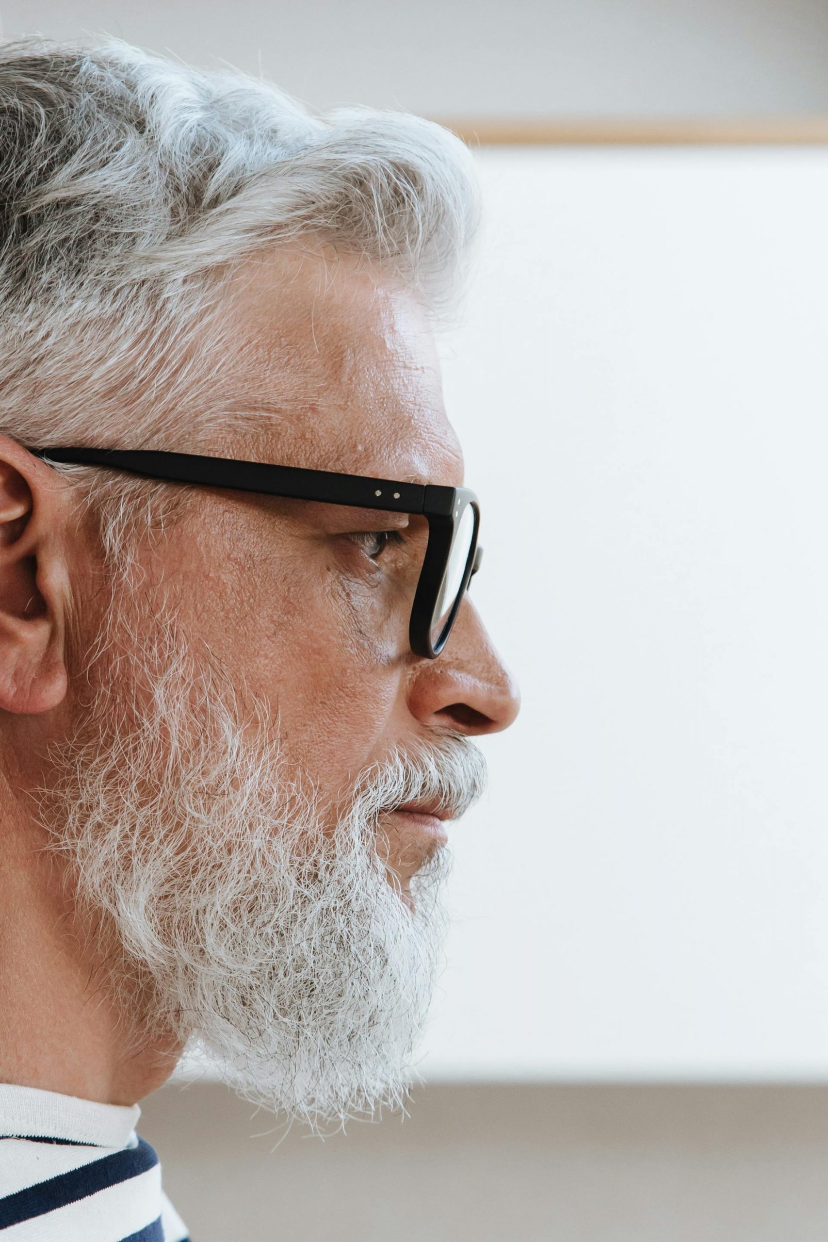 Side view shot of an angry senior man | Source: Pexels