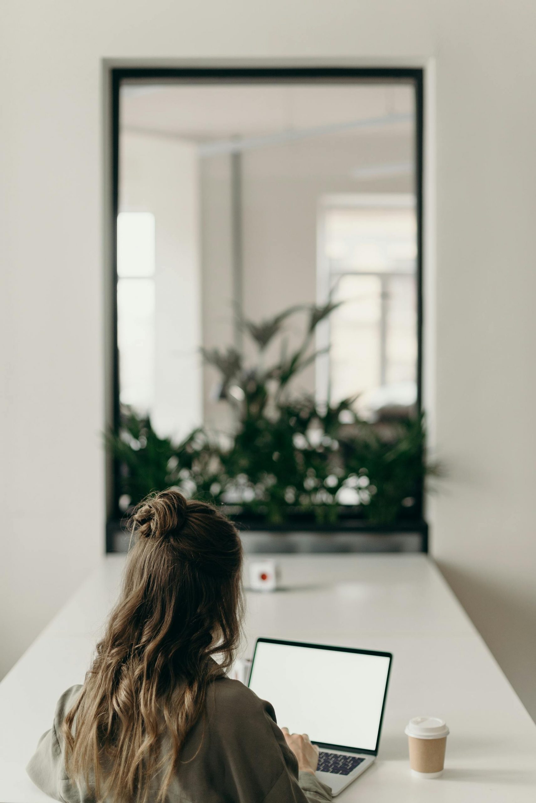 A woman using laptop | Source: Pexels