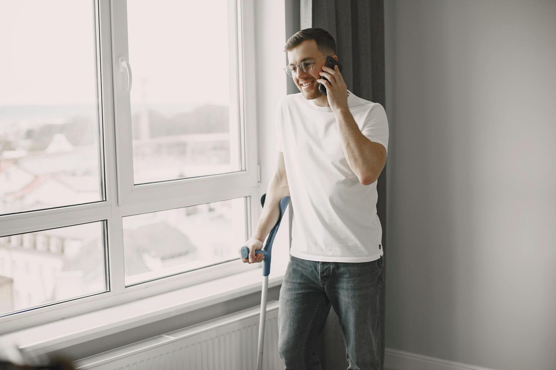 A man using a forearm crutch while on a call | Source: Pexels