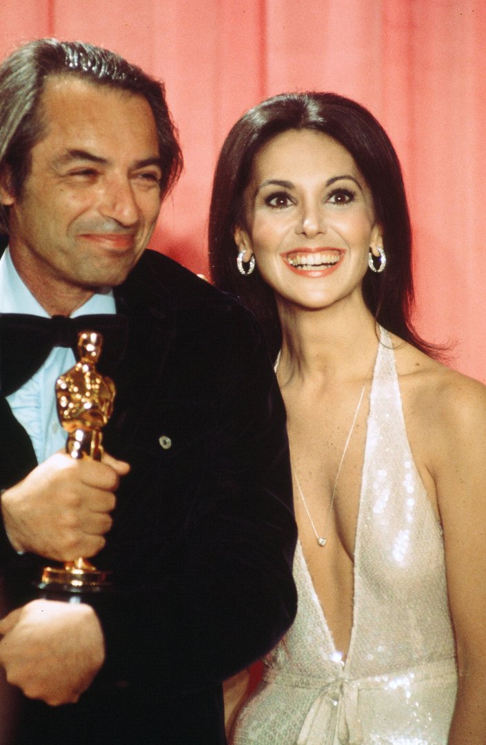 Marlo Thomas poses backstage with Leonard Rosenman during the 48th Academy Awards on March 29, 1976 | Source: Getty Images