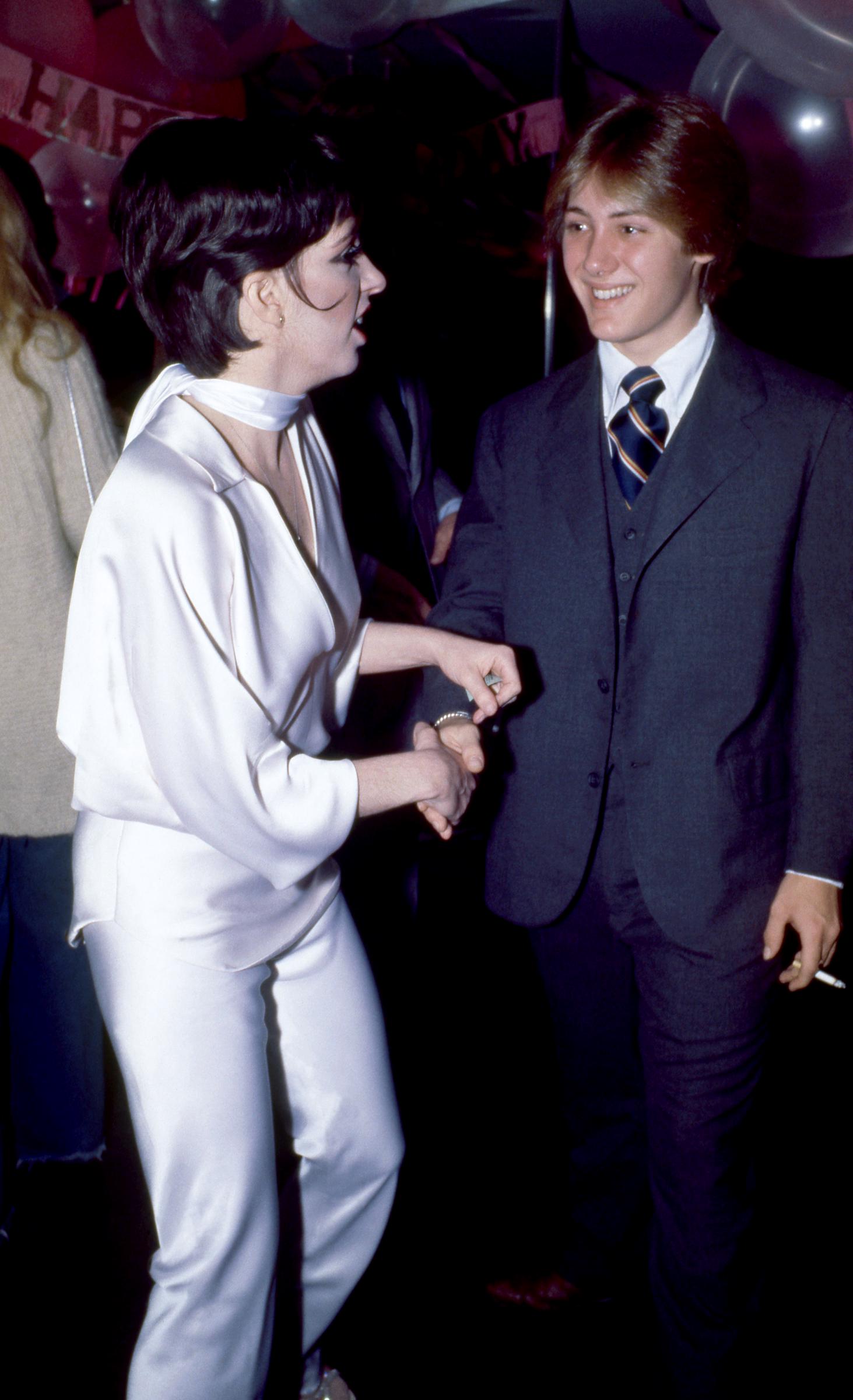 Liza Minnelli talks to James Spader at the Manhattan nightclub and disco Studio 54 in New York on December 29, 1977. | Source: Getty Images
