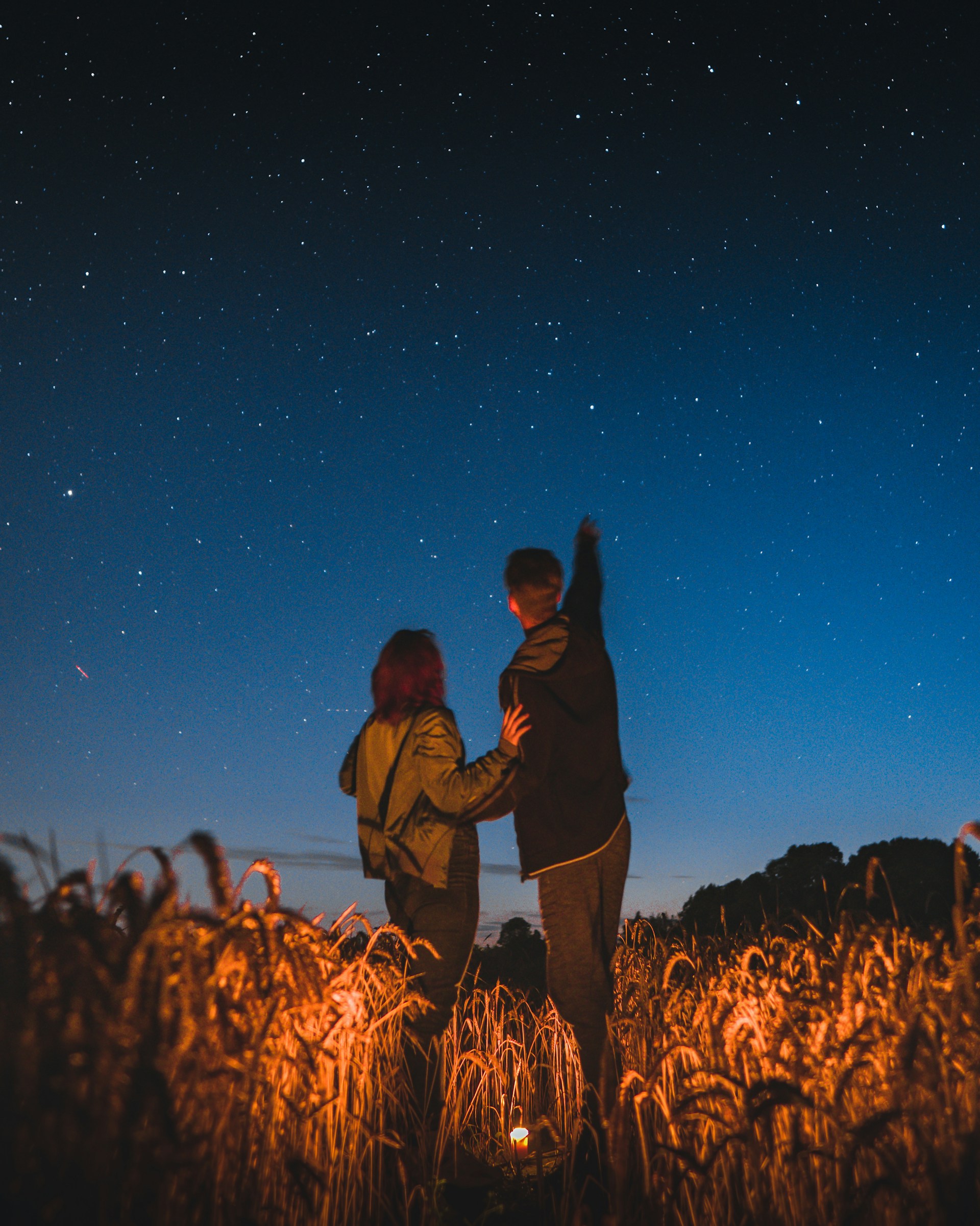 A couple stargazing | Source: Unsplash