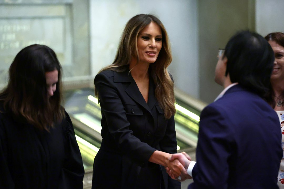 Melania Trump shakes hands with new U.S. citizens during a naturalization ceremony at the National Archives on December 15, 2023 | Source: Getty Images