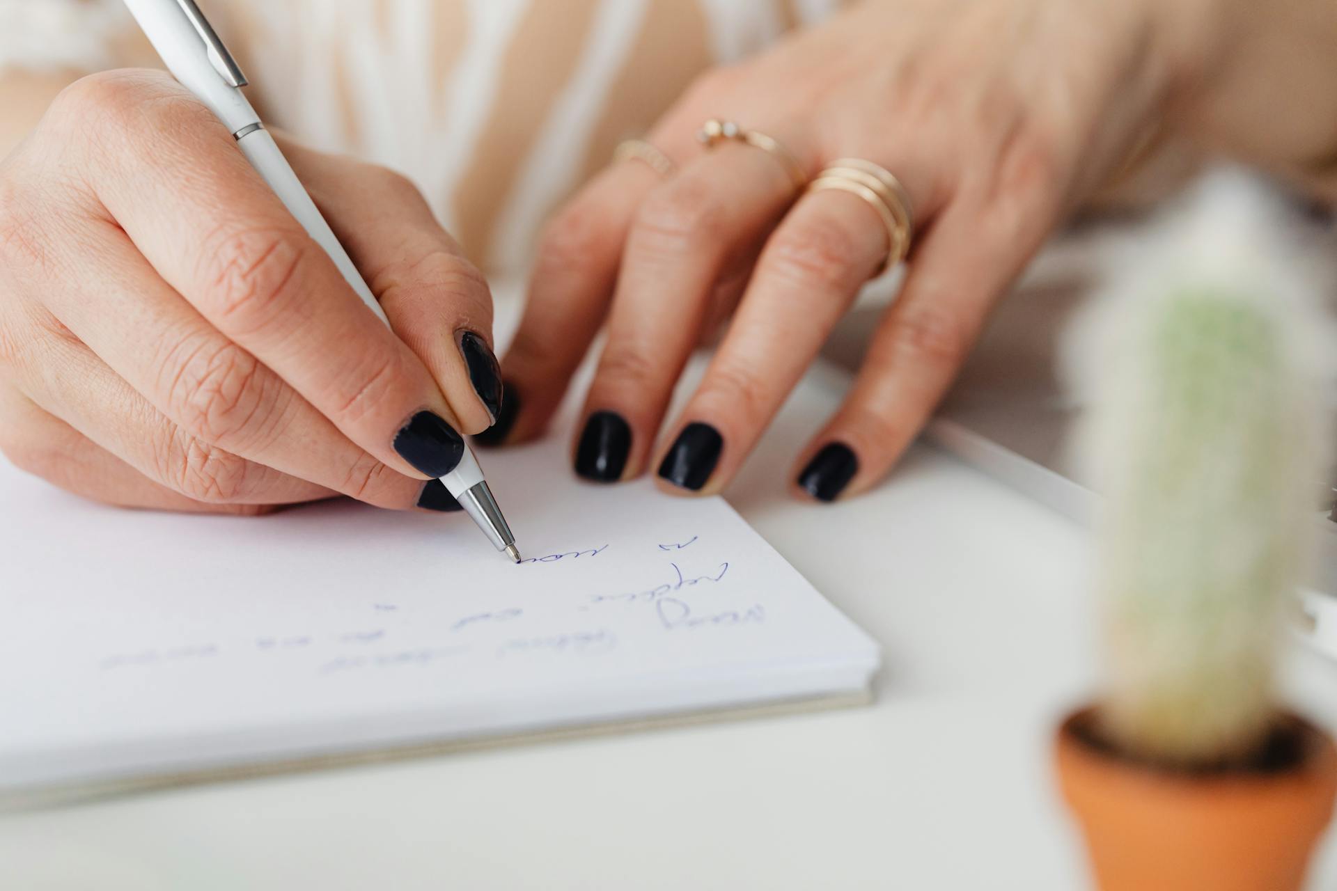 A woman taking notes | Source: Pexels