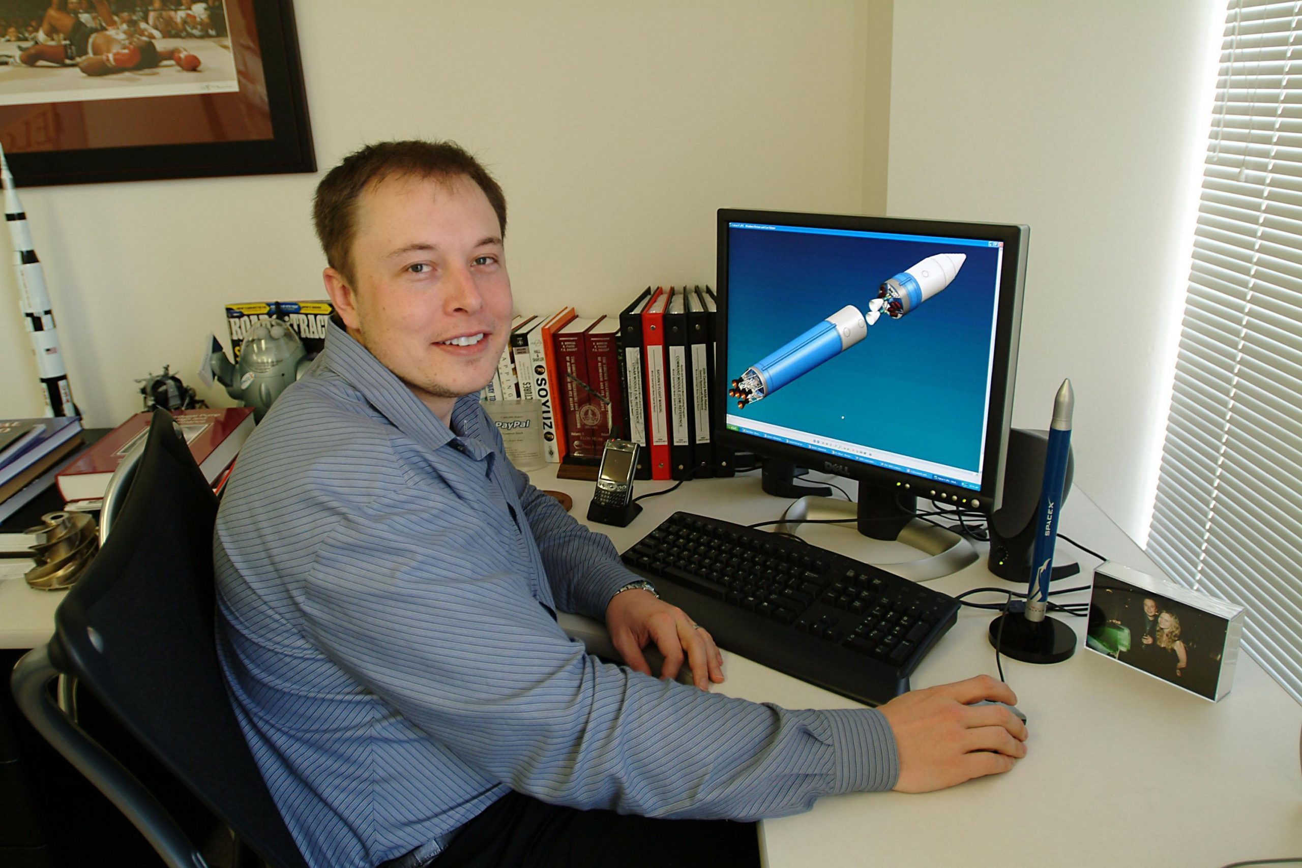 Elon Musk at his desk on March 19, 2004, in El Segundo, Los Angeles, California | Source: Getty Images
