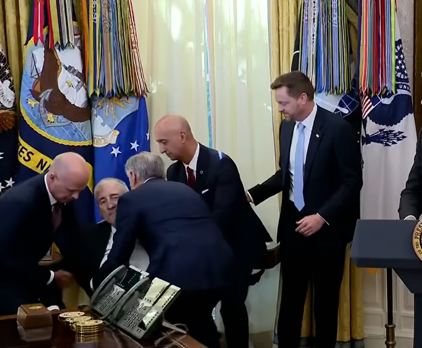 Gordon Findlay is supported by colleagues as he begins to collapse during the Oval Office event on November 6, 2025 | Source: YouTube/@fox5dc