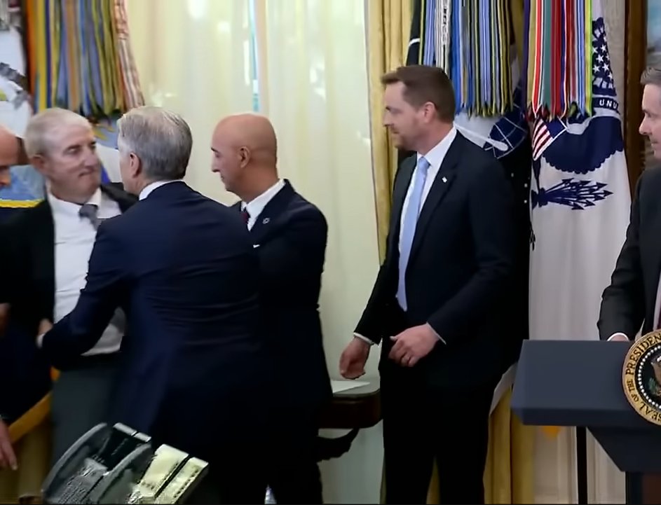 Gordon Findlay is steadied by colleagues as he begins to lose balance during the Oval Office event on November 6, 2025 | Source: YouTube/@fox5dc