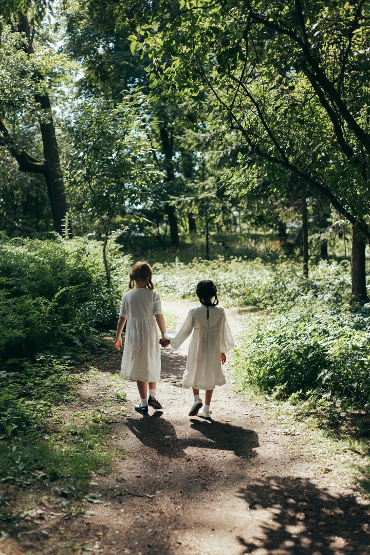 Little girls holding hands while walking | Source: Pexels
