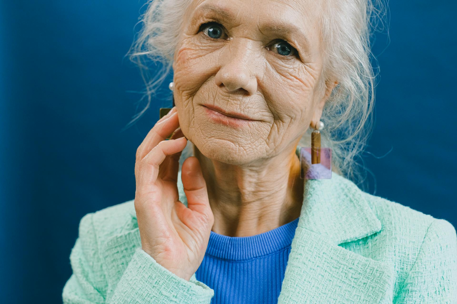 An older woman looking straight ahead | Source: Pexels