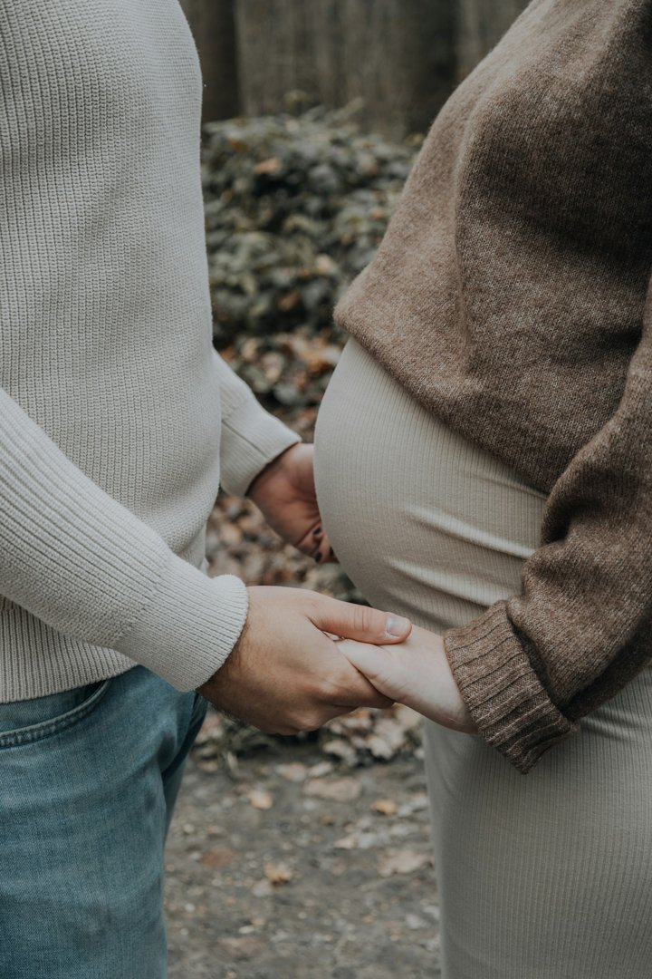 A man holding his pregnant partner's hands | Source: Unsplash