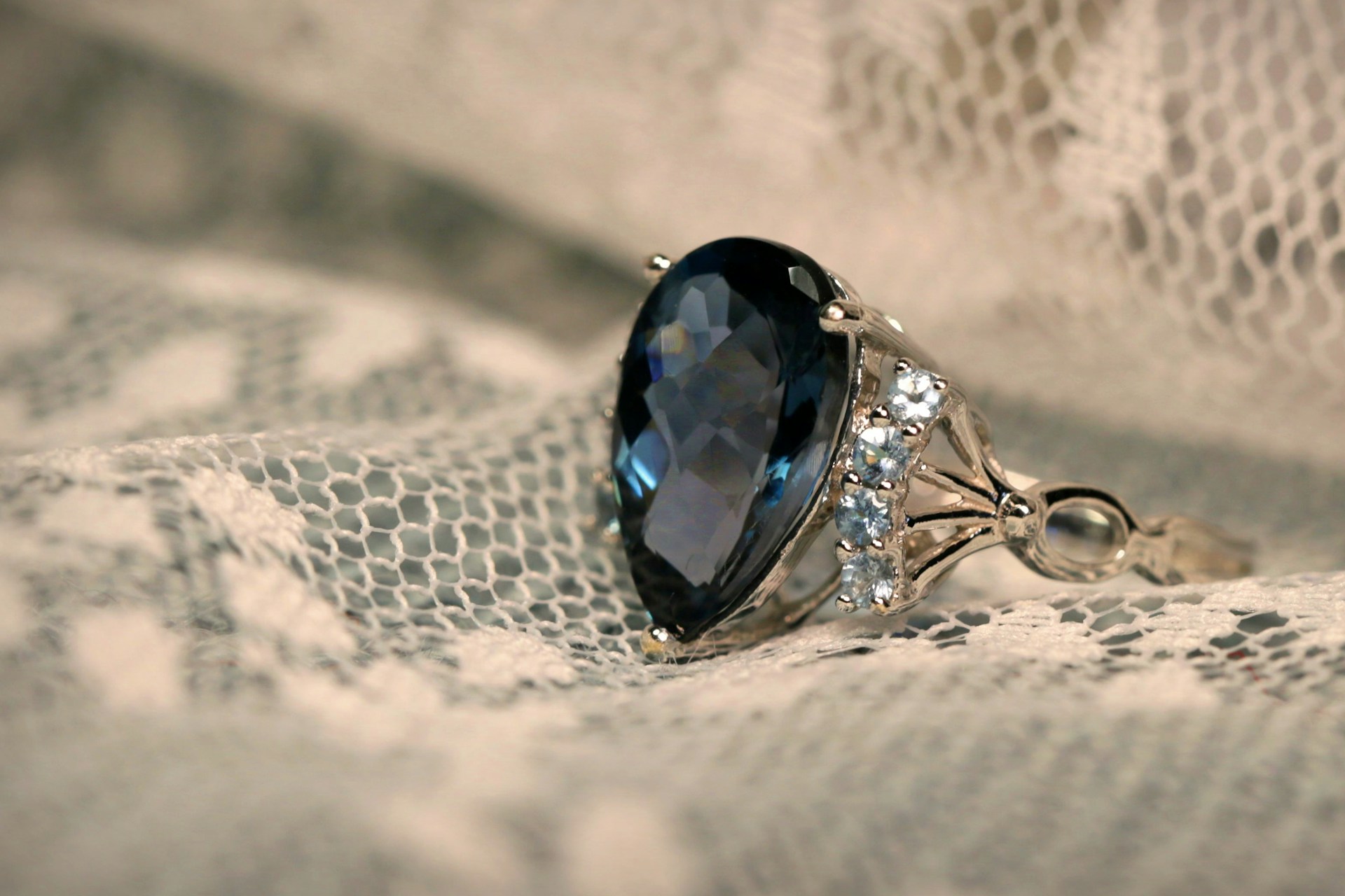 A stone-studded ring | Source: Unsplash