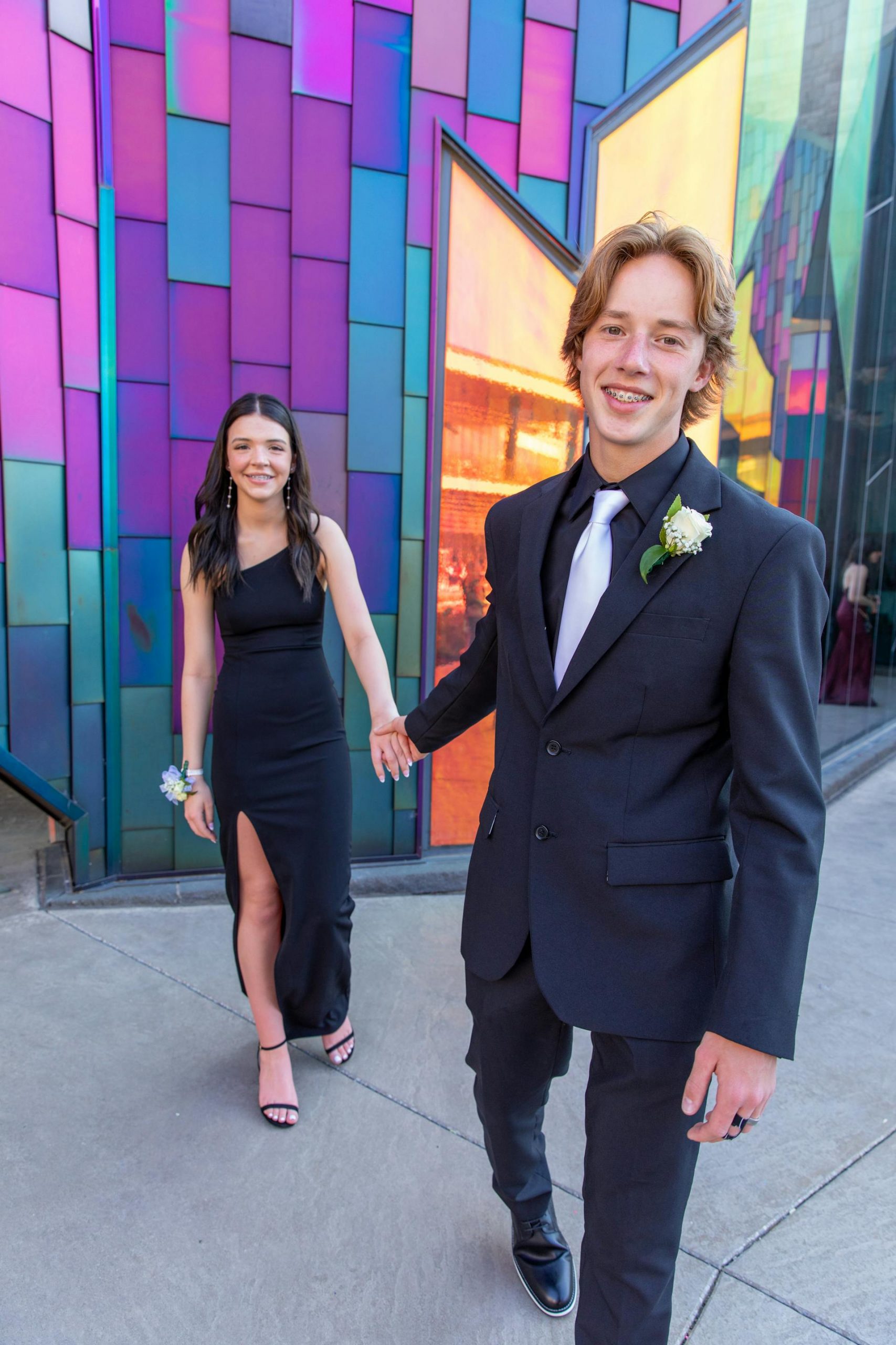 A young couple holding hands | Source: Pexels