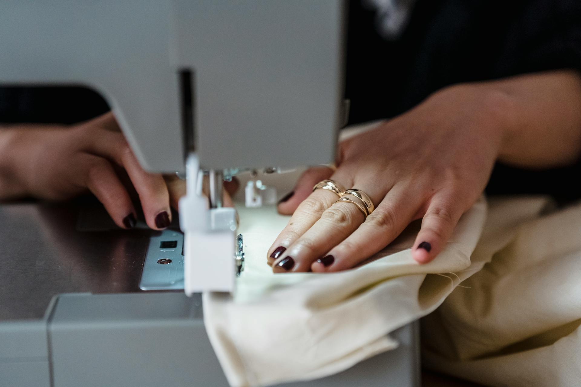 Close-up shot of a woman using a sewing machine | Source: Pexels