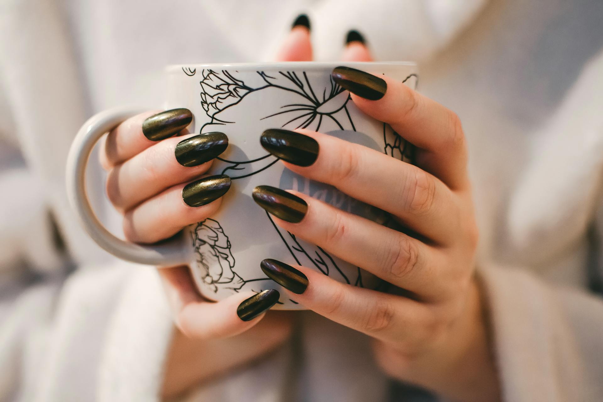 Close-up shot of a woman holding a mug | Source: Pexels