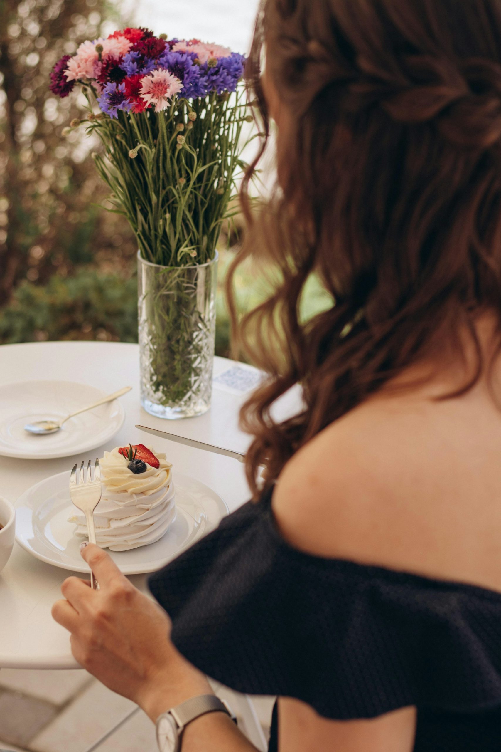 A woman eating cake | Source: Unsplash