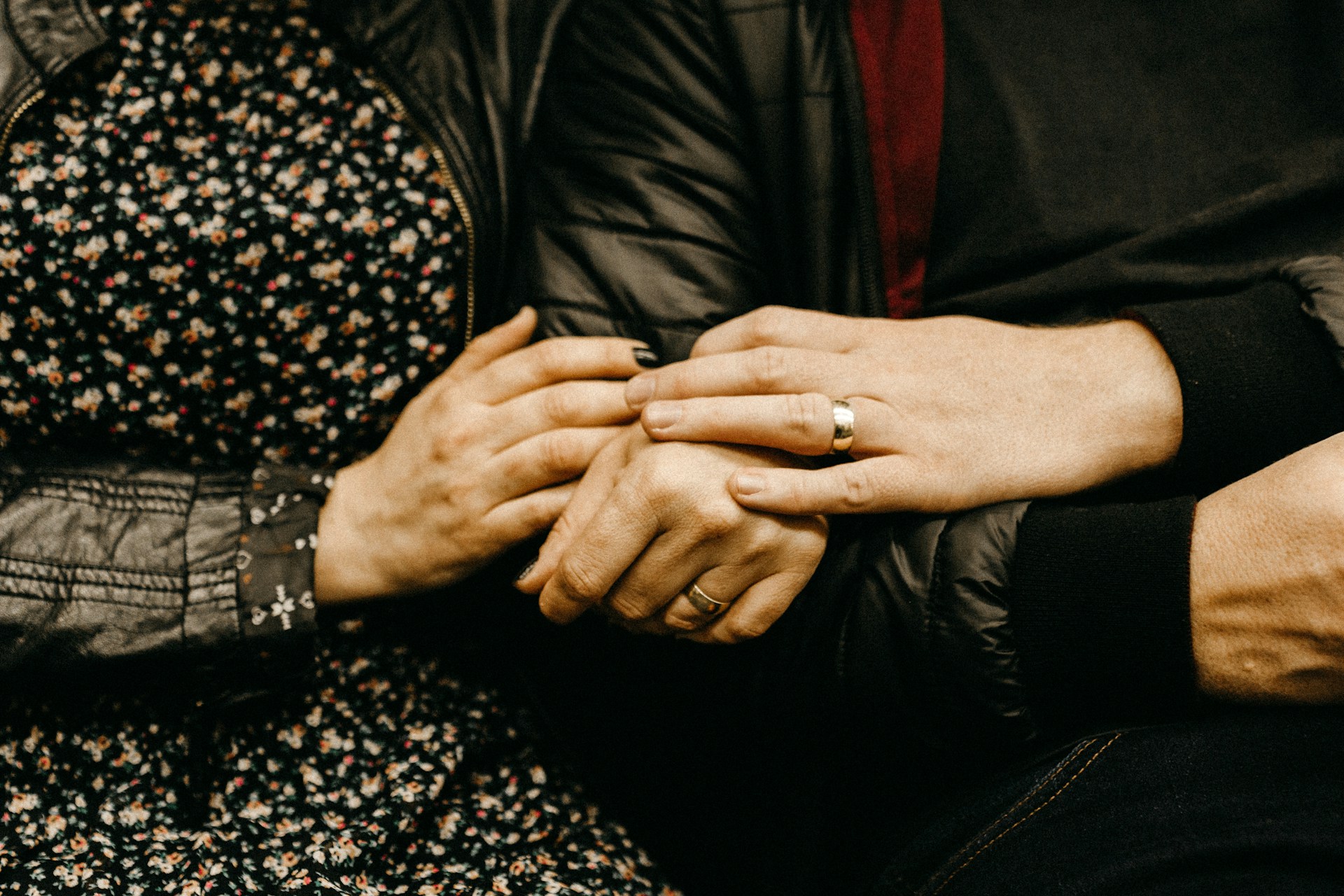 A couple holding hands | Source: Unsplash