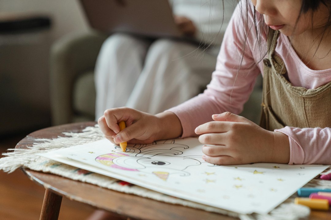 Little girl drawing | Source: Pexels