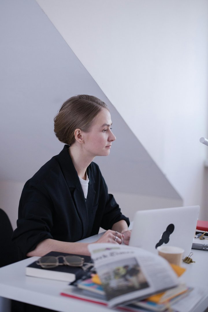 Woman at her workstation | Source: Pexels