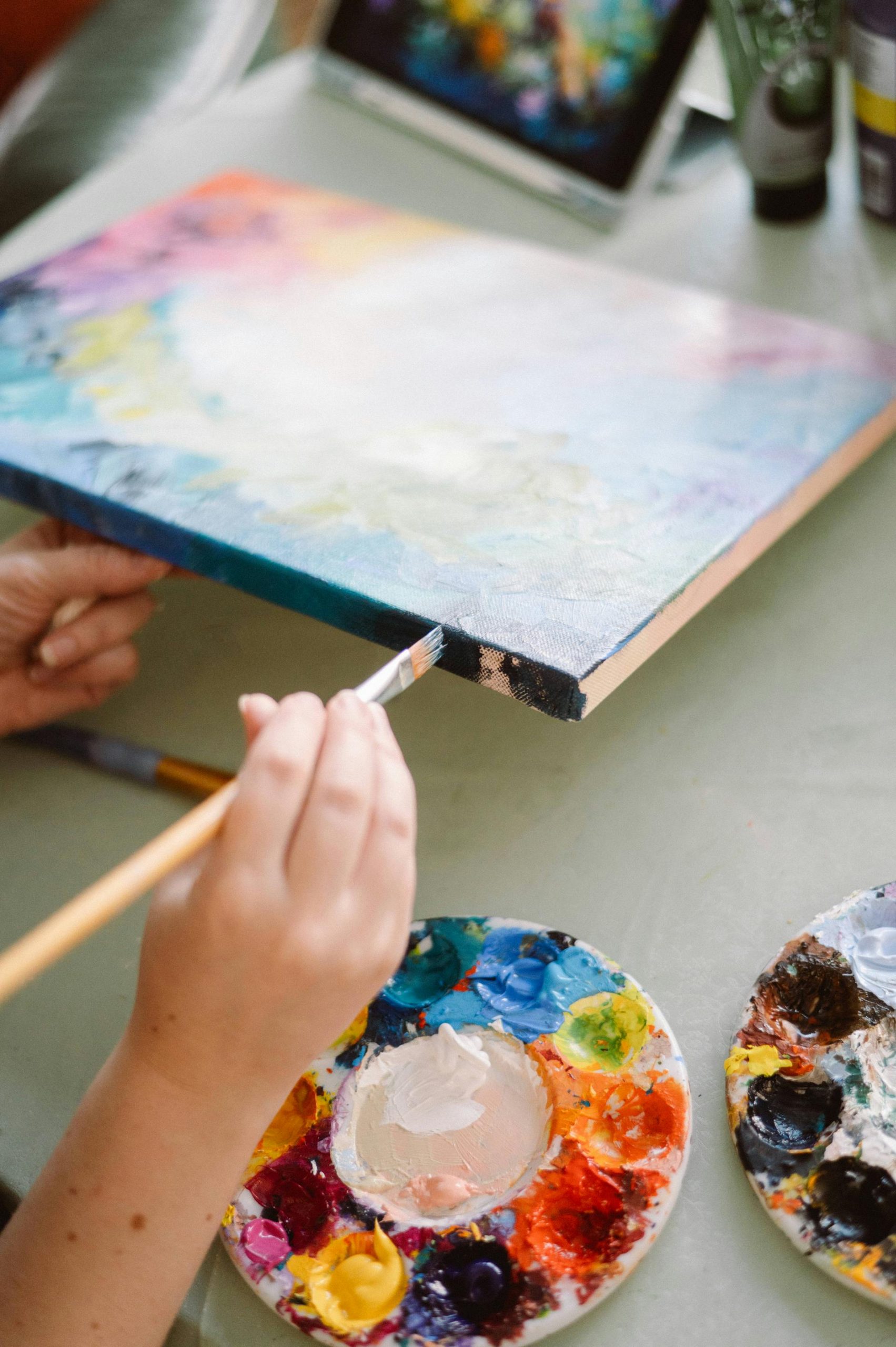 A child holding a paintbrush | Source: Pexels