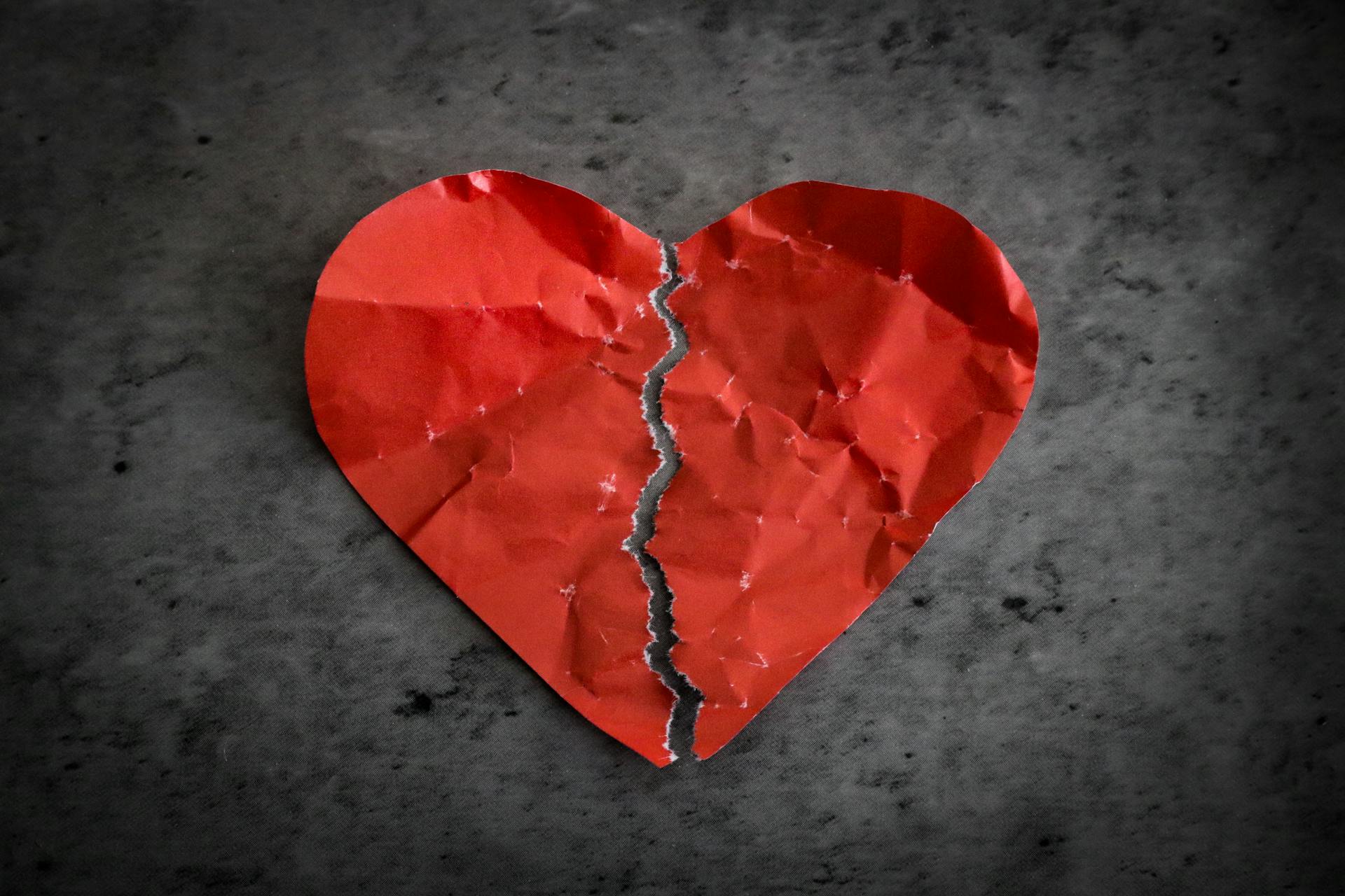 A torn red paper heart | Source: Pexels